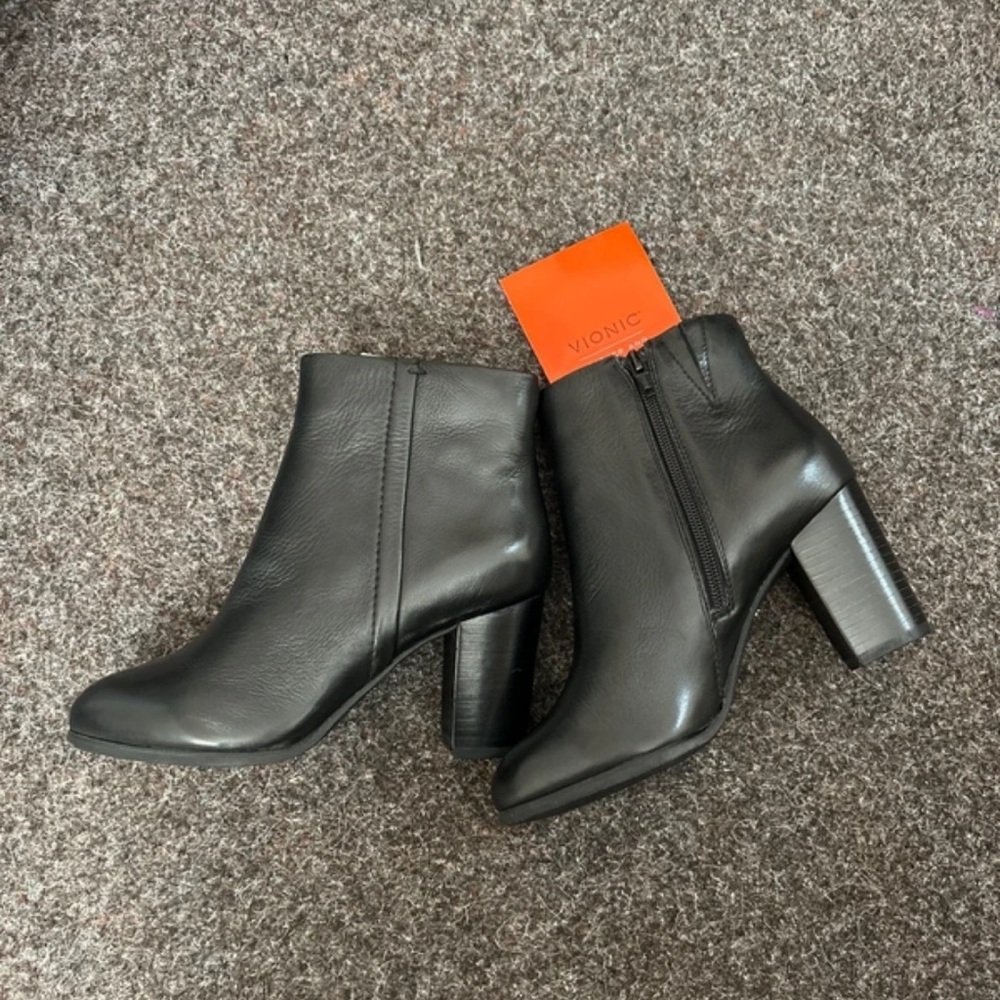 Vionic Sleek Black Leather Heeled Boots